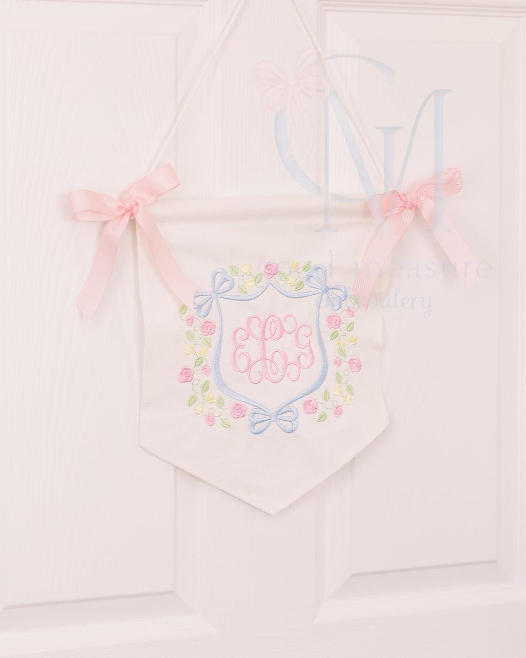 Elegant Floral Bow Crest Embroidery Design