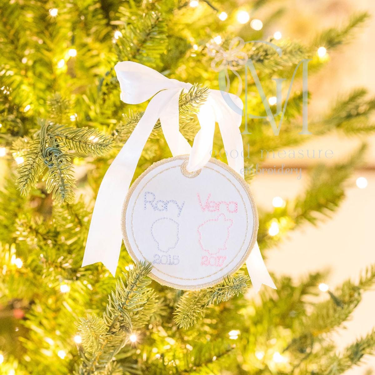In the Hoop Satin Circle Ornament Tag with Dash Detail Embroidery Design